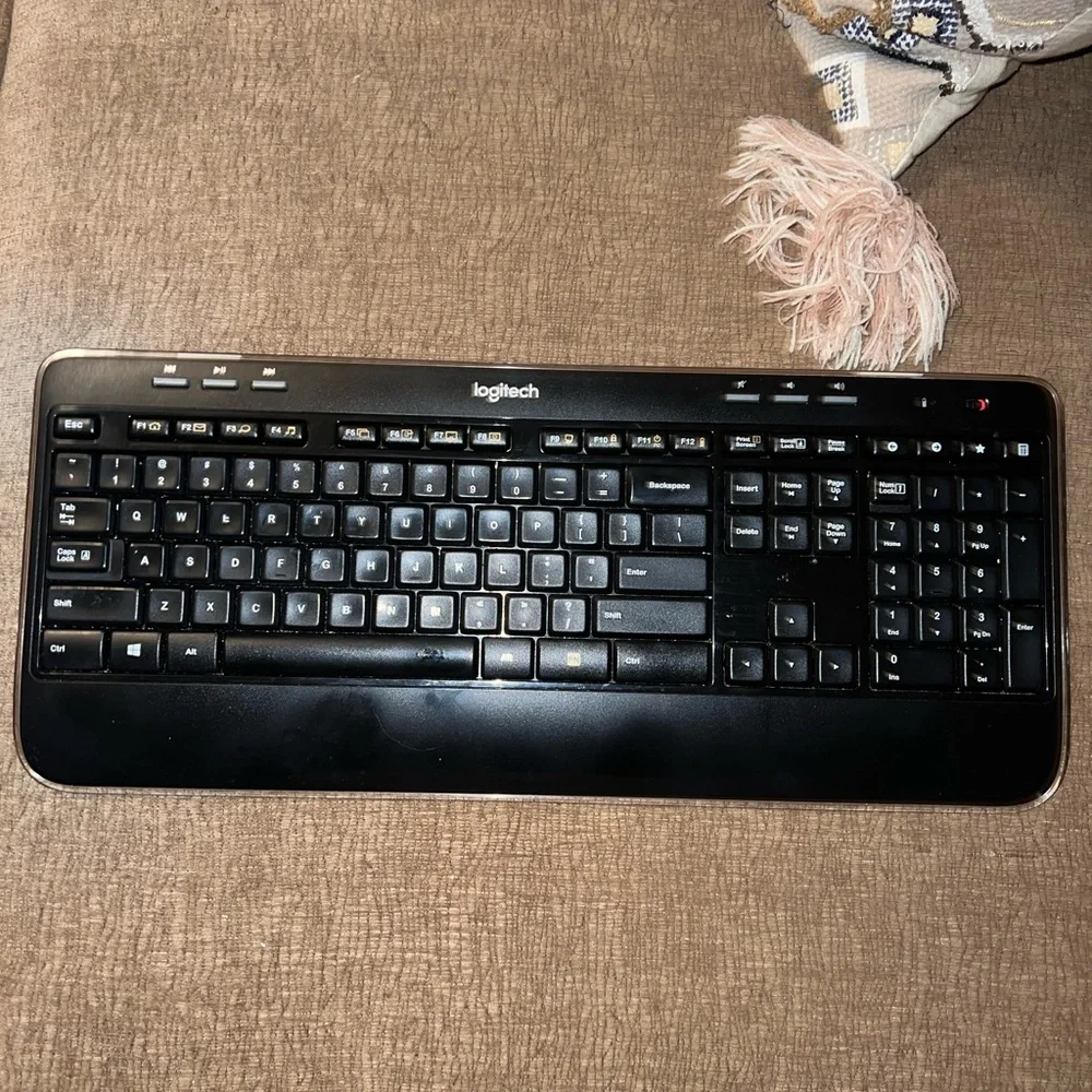 Logitech wireless keyboard missing one of the bottom legs but excellent quality